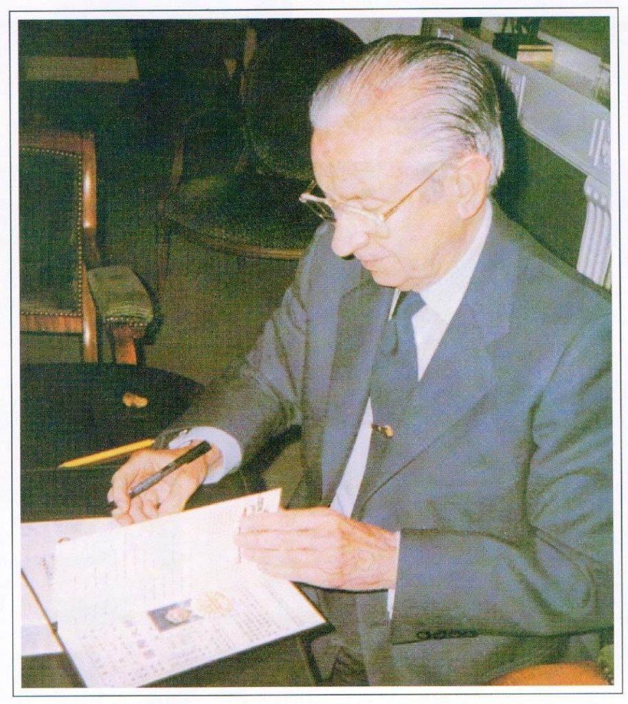 Former President of the International Olympic Committee, Juan Antonio Samaranch, signs the Distinguished International Master Certificate. 國際奧委會主席薩馬蘭奇在《特級國際大師證》上簽字